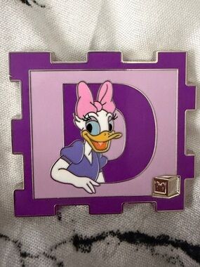 Disney | NWOT Daisy A2Z Block Pin
